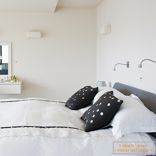 Monochromás hálószoba minimalista fali lámpával