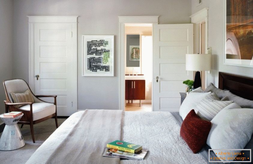 A hálószobai design gyengéd fényű pasztell színekben