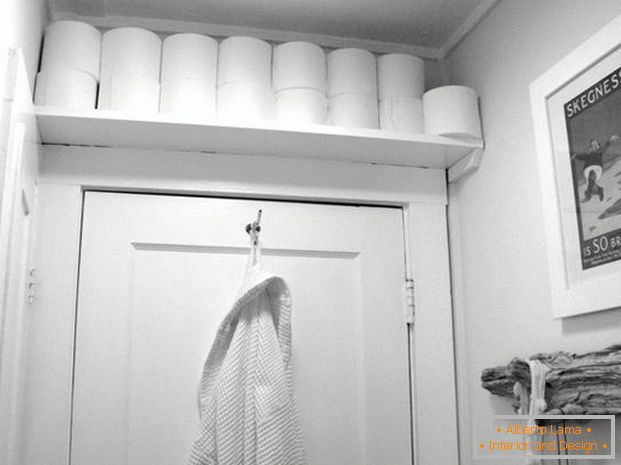 Toalettpapír-polc az ajtó felett