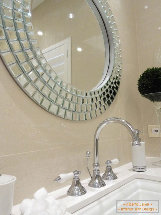 Stílusos tükör a mosdó felett a fürdőszobában