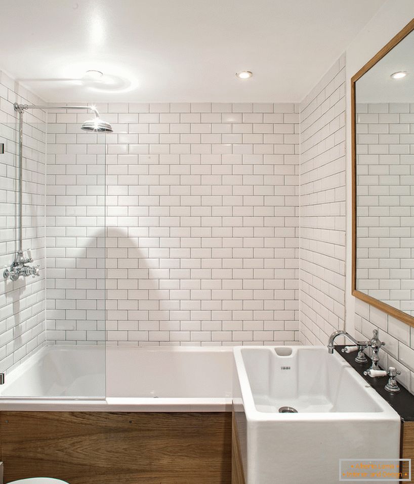 Kis fürdőszoba fehér színben