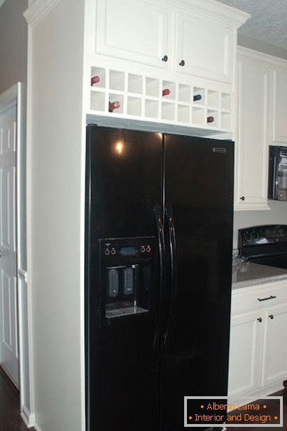 Beépített hűtőszekrény a kis konyhában