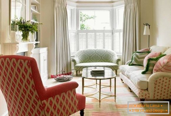Zöld és rózsaszín-pasztell színű nappali