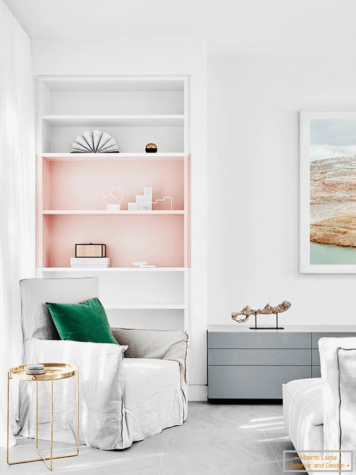 Pasztell-fehér tónusok rózsaszínű kombinációval a hálószoba belsejében