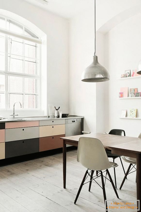 Kis konyha-iroda pasztell színekben