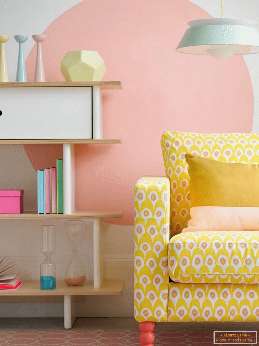 A világos sárga kanapé kiváló kontrasztot teremt a pasztell szobában