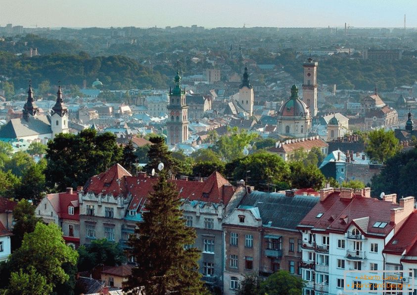 Rendkívüli kilátás a kastélyok Lviv