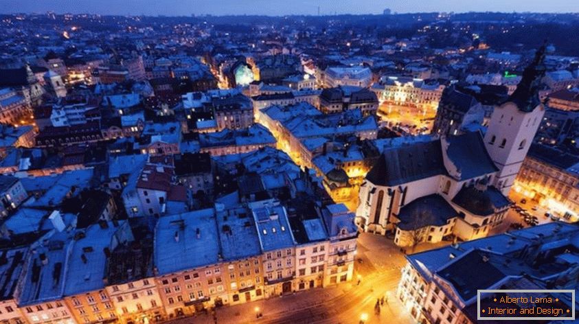 Éjszaka Lviv с ярким освещением