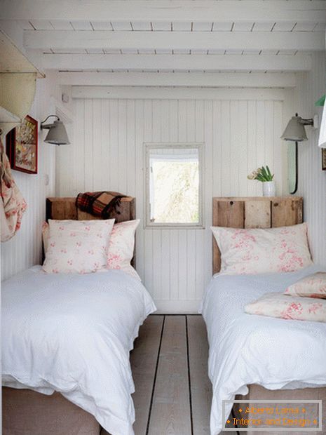 Két ágy egy kis hálószobában