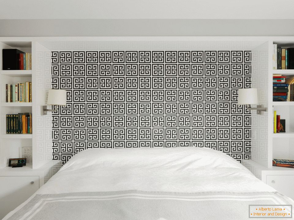 Hálószoba fehér, fekete mintával az ágy fején