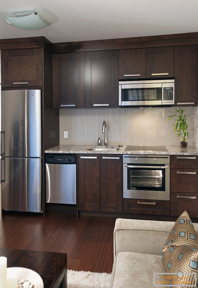 A sötét színű mini konyha elegáns, modern belső tere