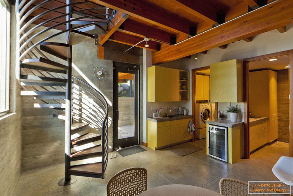 A stílusos, modern konyhasarokkal rendelkező belmagasság spirál lépcsővel