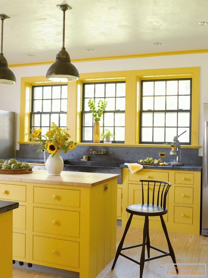 Sárga színű, dominál a rusztikus stílusban a konyhában