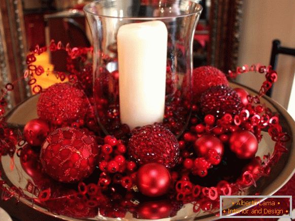 Fényes vörös dekoráció az ünnepi asztalhoz