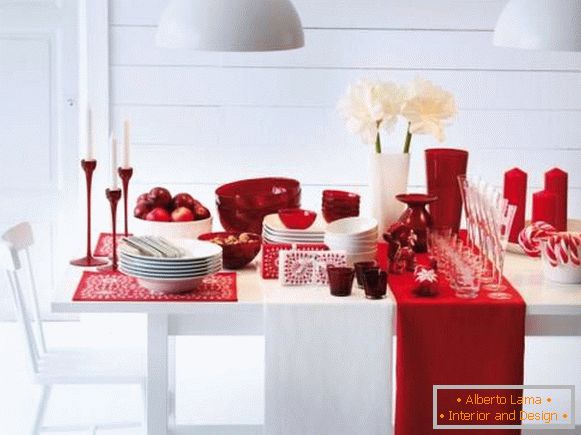 Piros és fehér asztali dekoráció