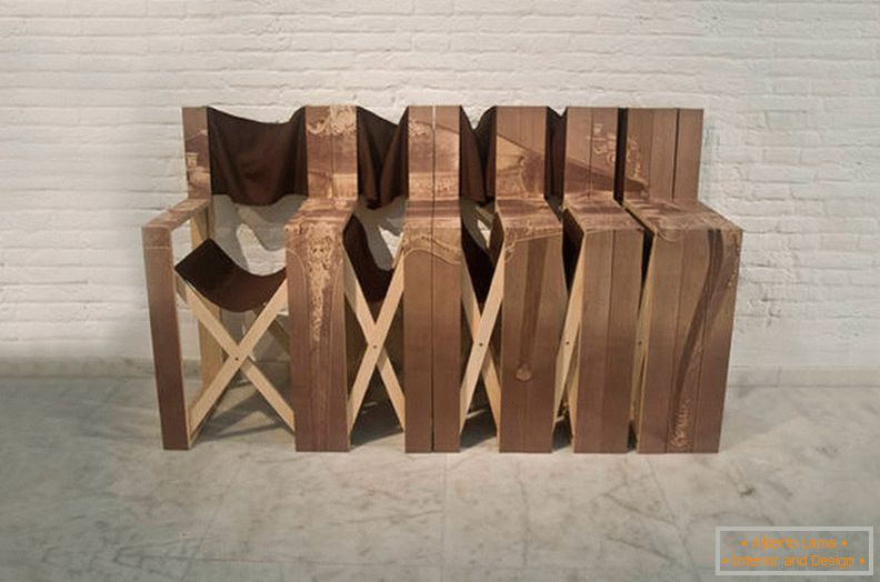 Összecsukható székekből készült pad