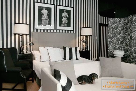 Fekete-fehér dekoráció és tapéta a hálószobában