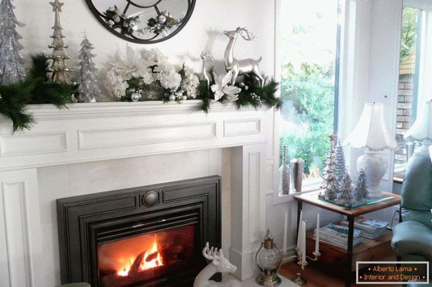 Fehér-ezüst dekoráció a nappaliban egy kandallóval az új évhez