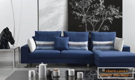 fekete-fehér-nappali-with-kék kanapé