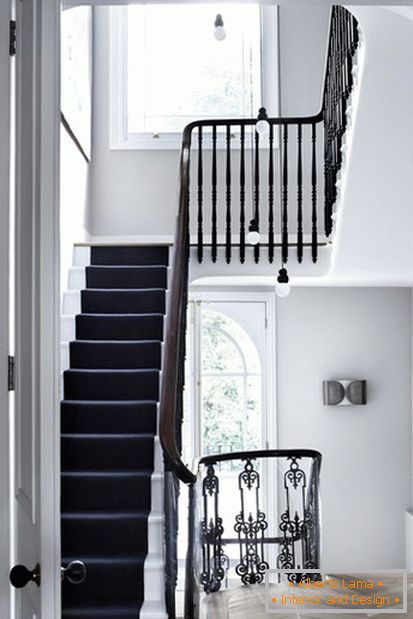 A lépcsők egyszínű dekorációja