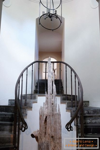 Dupla lépcsőház с коваными элементами