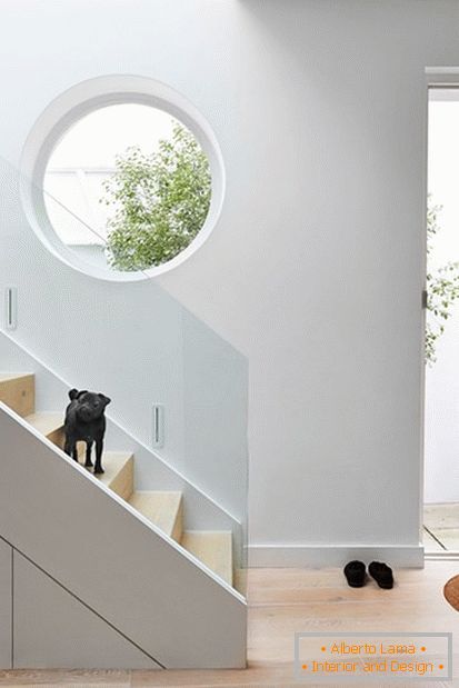 Világos és könnyű lépcsőház fehér díszítéssel