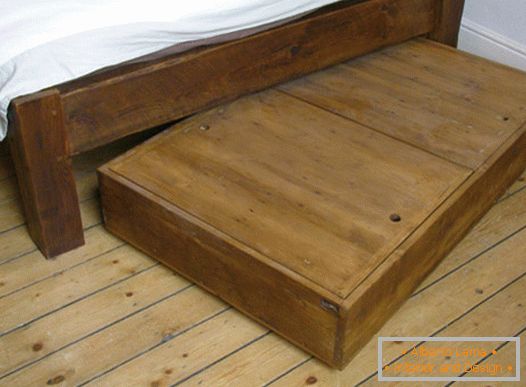 Fa doboz az ágy alatt