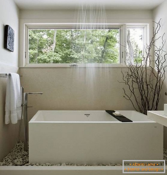 Világos, kínai stílusú fürdőszoba