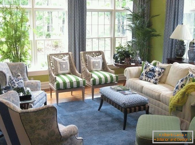 A nappali kialakítása zöld és kék