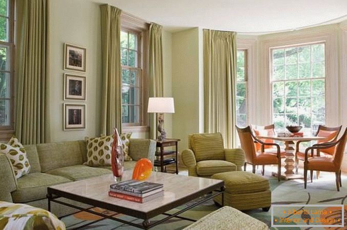 A nappali stílusos kialakítása zöld és narancssárga elemekkel