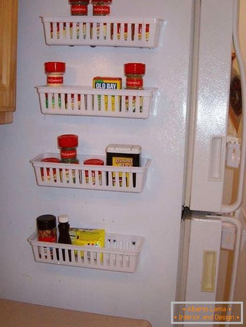 Mágneses kosarak a hűtőszekrényen