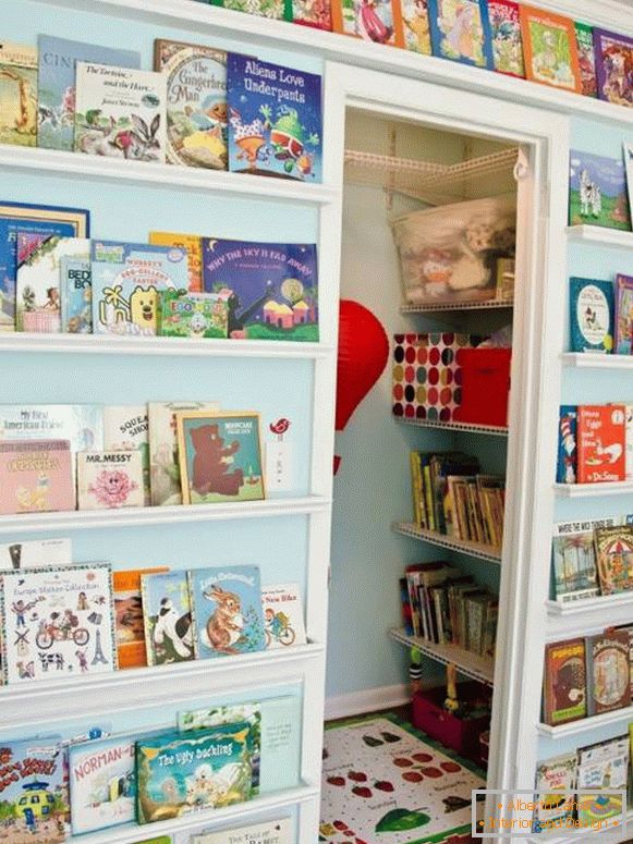 Könyvek a falakon a gyerekszobában