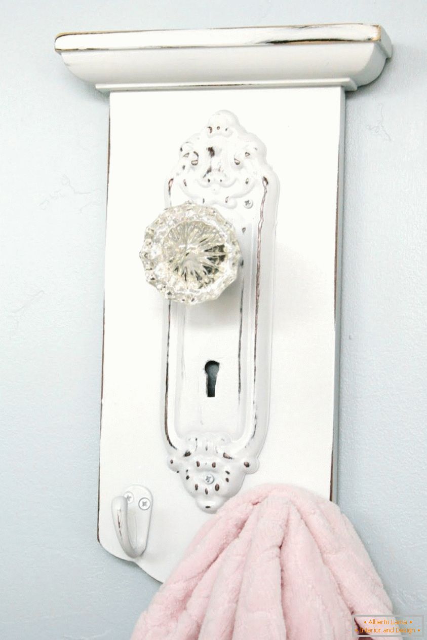 Díszítő törölköző horgok egy vintage ajtó fogantyúval