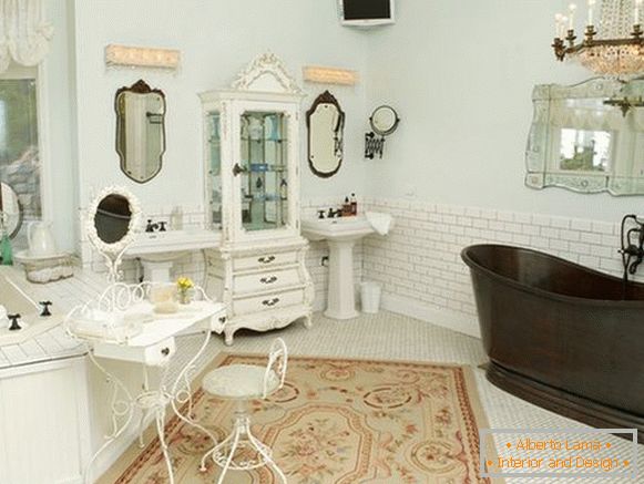 Gyönyörű belsőépítészeti kialakítása a fürdőszobában, stílusában egy cheby-elegáns