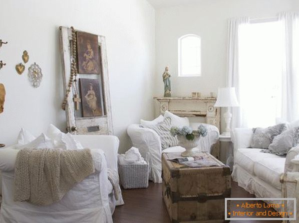 A kárpitozott bútorok fehér borításai világosabbá teszik a belső téredet