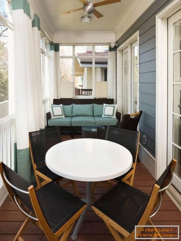 A veranda textíliákkal és kültéri bútorokkal díszített kialakítása