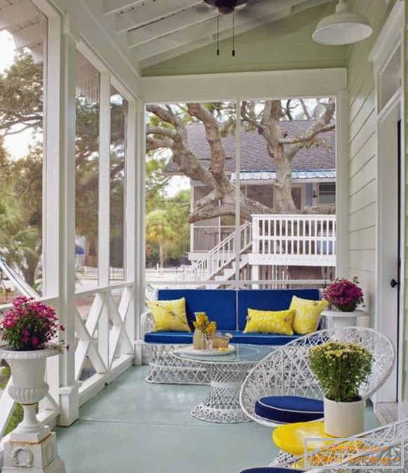 Veranda szép és világos bútorokkal