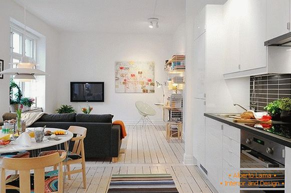 A kis apartman belseje olyan elemekkel, amelyek kényelmet és látványt nyújtanak