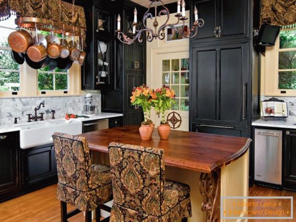 Fekete bútorok egy rusztikus konyhában