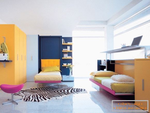 Összecsukható ágyak egy színes tanulmányban