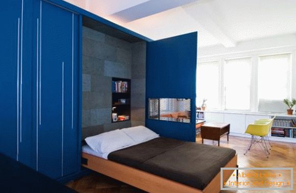 Összecsukható ágy egy tágas szobában