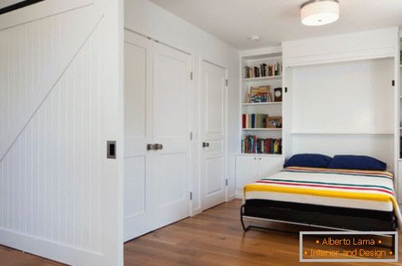Összecsukható ágy fehér hálószobában