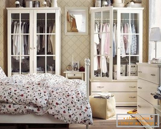 Remek fehér hálószoba bútorok (szekrények és fiókos szekrények)