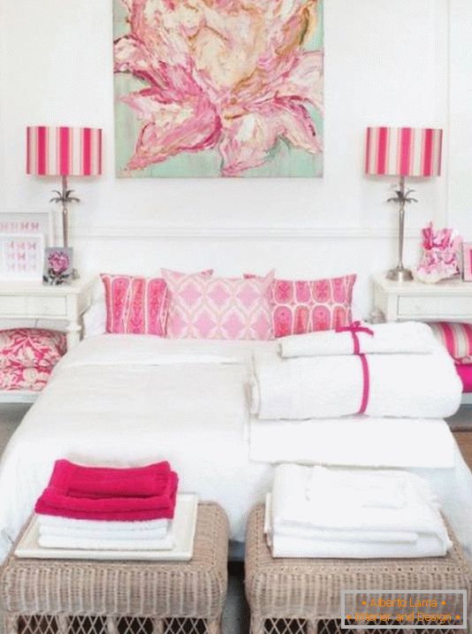 Fehér hálószoba rózsaszín ékezetekkel