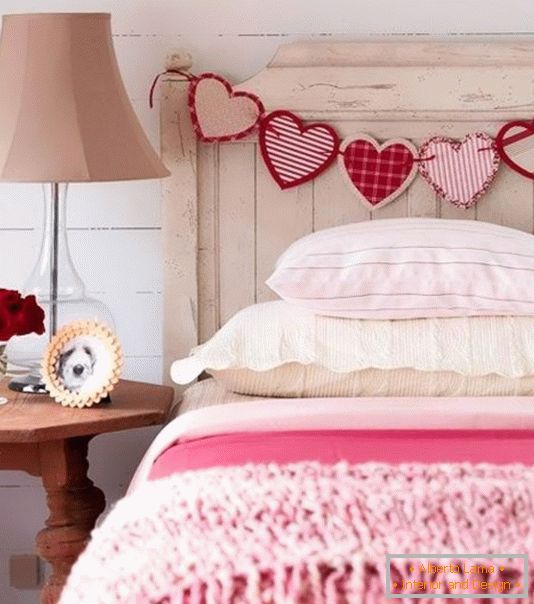 Az ágy díszítése a Valentin-napig