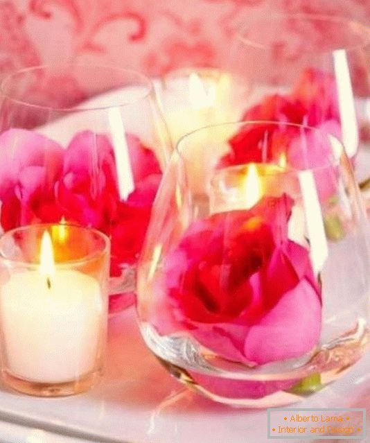 Virágok és gyertyák, mint a Valentin-napi asztali dekoráció