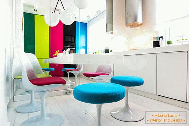 Különféle színes bútorok egy fehér konyhában