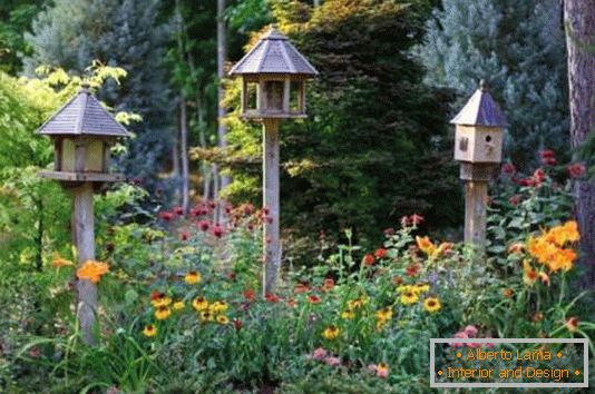 Házak, amelyek madarakat hoznak a kertbe