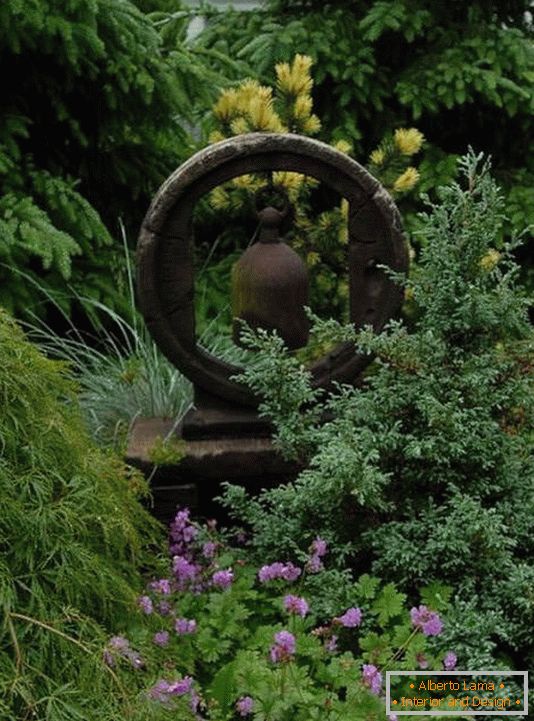 Az udvar és a kert díszítése régi dolgokkal