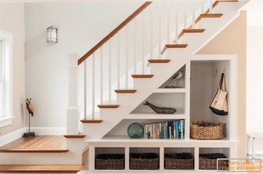 A lépcső alatt - хороший вариант для хранения нужных вещей